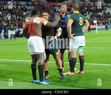 07 Octobre 2015 : Tendai Mtawarira d'Afrique du Sud (à gauche) et Oli de Kilifi swap USA shirts comme Samu Manoa des USA et Duane Vermeulen de l'Afrique du chat après Match 31 de la Coupe du Monde de Rugby 2015 entre l'Afrique du Sud et USA - Queen Elizabeth Olympic Park, Londres, Angleterre (Photo de Rob Munro/CSM) Banque D'Images