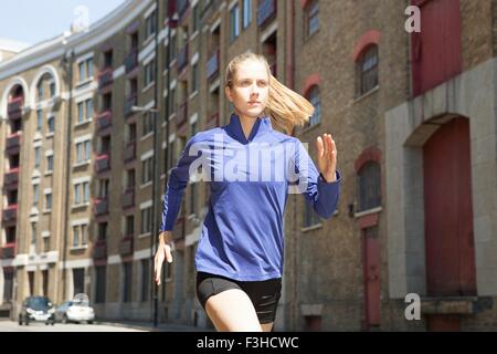 Bloc de construction passé jogging Runner, Wapping, Londres Banque D'Images