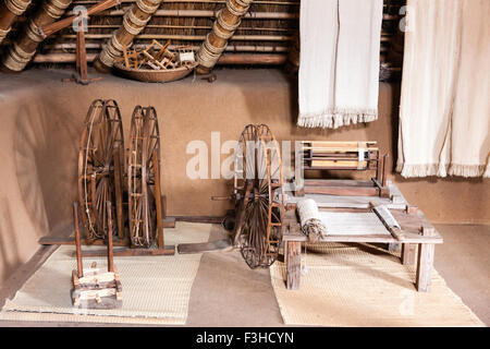 Yoshinogari Park, au Japon. Règlement Yayoi reconstruit. Minami no Mura, village du sud. Intérieur de l'family house, montrant à tisser et table. Banque D'Images