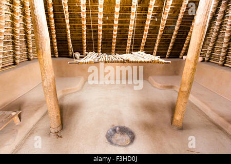 Yoshinogari Park, au Japon. Re-construit Yagoi de règlement. Minami no Mura, village du sud. Intérieur de l'habitation à la famille montrant le plancher et le toit. Banque D'Images