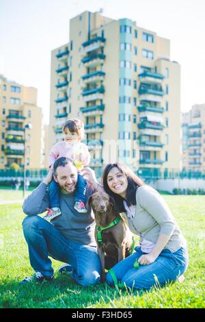 Portrait of mid adult couple avec enfant fille sur les épaules en park Banque D'Images