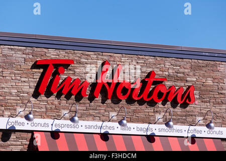 Tim Horton signe sur l'extérieur d'un nouveau Corporate Design pour l'anneau et chaîne de Sandwich au Canada Boutiques Banque D'Images
