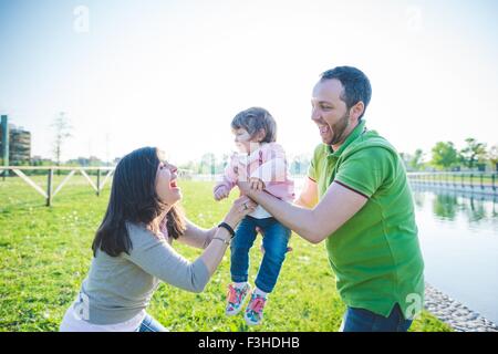 Couple enfant en remettant à chaque fille d'autres dans la région de park Banque D'Images