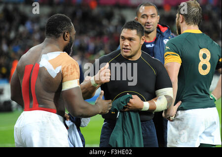 07 Octobre 2015 : Tendai Mtawarira d'Afrique du Sud (à gauche) et Oli de Kilifi swap USA shirts comme Samu Manoa des USA et Duane Vermeulen de l'Afrique du chat après Match 31 de la Coupe du Monde de Rugby 2015 entre l'Afrique du Sud et USA - Queen Elizabeth Olympic Park, Londres, Angleterre (Photo de Rob Munro/CSM) Banque D'Images