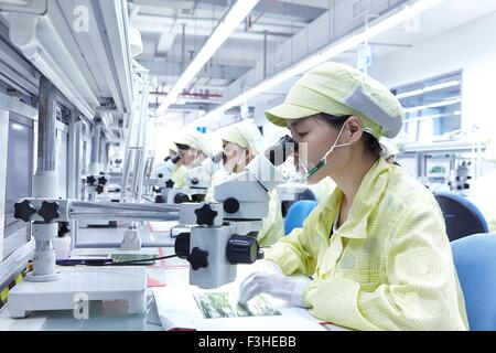 La station de vérification de la qualité d'usine de production de cartes de circuits électroniques souples. Situé au sud de l'usine Chine Zhuhai Guangdong Province Banque D'Images