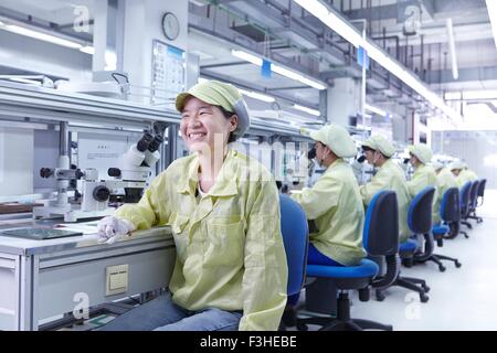 La station de vérification de la qualité d'usine de production de cartes de circuits électroniques souples. Situé au sud de l'usine Chine Zhuhai Guangdong Province Banque D'Images