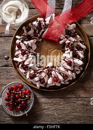 Couronne de meringue au chocolat avec cerises Banque D'Images