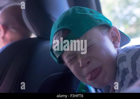 Portrait of boy wearing baseball cap visage tirant dans... Banque D'Images