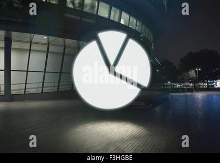 Symbole graphique en secteurs lumineux en ville la nuit Banque D'Images