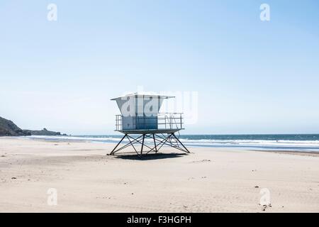 Lifeguard tower on beach, Mendocino County, Californie, USA Banque D'Images