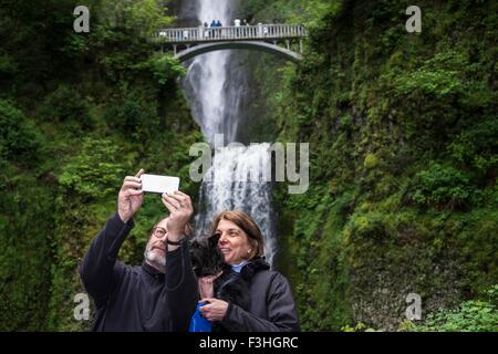 En couple avec chien selfies, chutes de Multnomah, Oregon, USA
