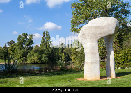 L'Arch sculpture de Henry Moore dans les jardins de Kensington, Londres. Banque D'Images