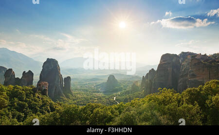 Vue panoramique grand angle de montagnes Meteora Banque D'Images