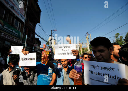 Katmandou, Népal. 07Th Oct, 2015. Médias sociaux Twitteratis népalais rassemblement devant l'ambassade de l'Inde à Lainchaur après que l'ambassade de l'Inde avait écrit en demandant à Népal Oil Corporation (NOC) de fournir du carburant 150 litres de carburant. Ils ont été en utilisant Twitter hashtag # DonateOilToIndianEmbassy. Comme de ces dernières semaines l'Inde a le blocage de la frontière, qui transportent du carburant et des produits de tous les jours pour le Népal et les résultats pénurie de carburant au Népal. © Narayan Maharjan/Pacific Press/Alamy Live News Banque D'Images