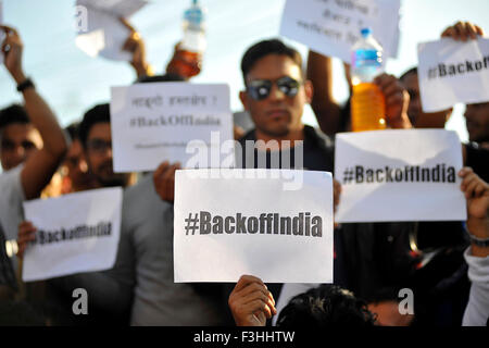 Katmandou, Népal. 07Th Oct, 2015. Médias sociaux Twitteratis népalais rassemblement devant l'ambassade de l'Inde à Lainchaur après que l'ambassade de l'Inde avait écrit en demandant à Népal Oil Corporation (NOC) de fournir du carburant 150 litres de carburant. Ils ont été en utilisant Twitter hashtag # DonateOilToIndianEmbassy. Comme de ces dernières semaines l'Inde a le blocage de la frontière, qui transportent du carburant et des produits de tous les jours pour le Népal et les résultats pénurie de carburant au Népal. © Narayan Maharjan/Pacific Press/Alamy Live News Banque D'Images