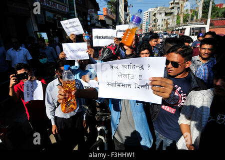 Katmandou, Népal. 07Th Oct, 2015. Médias sociaux Twitteratis népalais rassemblement devant l'ambassade de l'Inde à Lainchaur après que l'ambassade de l'Inde avait écrit en demandant à Népal Oil Corporation (NOC) de fournir du carburant 150 litres de carburant. Ils ont été en utilisant Twitter hashtag # DonateOilToIndianEmbassy. Comme de ces dernières semaines l'Inde a le blocage de la frontière, qui transportent du carburant et des produits de tous les jours pour le Népal et les résultats pénurie de carburant au Népal. © Narayan Maharjan/Pacific Press/Alamy Live News Banque D'Images