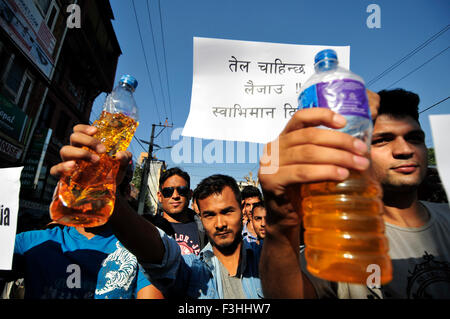 Katmandou, Népal. 07Th Oct, 2015. Médias sociaux Twitteratis népalais rassemblement devant l'ambassade de l'Inde à Lainchaur après que l'ambassade de l'Inde avait écrit en demandant à Népal Oil Corporation (NOC) de fournir du carburant 150 litres de carburant. Ils ont été en utilisant Twitter hashtag # DonateOilToIndianEmbassy. Comme de ces dernières semaines l'Inde a le blocage de la frontière, qui transportent du carburant et des produits de tous les jours pour le Népal et les résultats pénurie de carburant au Népal. © Narayan Maharjan/Pacific Press/Alamy Live News Banque D'Images