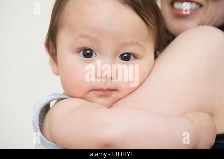 Close up portrait of cute baby boy dans les bras des mères Banque D'Images