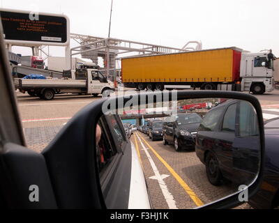 AJAXNETPHOTO. Douvres, en Angleterre. - CROSS CHANNEL le trafic portuaire - UN CAMION EN LAISSANT UN FERRY TRANSMANCHE AVEC UNE LIGNE DE VÉHICULES EN ATTENTE D'EMBARQUEMENT. photo:JONATHAN EASTLAND/AJAX Ref : GR3  13633 121506 Banque D'Images