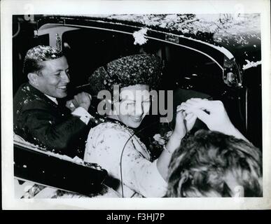 10 mars 1966 - mariage de son altesse royale la princesse Beatrix Le mariage de Son Altesse Royale la princesse Beatrix des Pays-Bas et M. Claus von Amsberg aura lieu le 10 mars 1966 à Amsterdam (Pays-Bas). photo montre son altesse royale la princesse Beatrix et M. Claus von - ile de payer une visite à la capitale de l'une des onze provinces de la Hollande. (Crédit Image : © Keystone Photos USA/ZUMAPRESS.com) Banque D'Images
