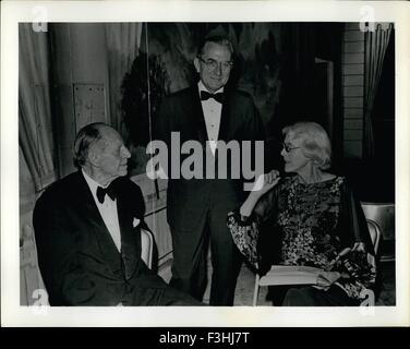 18 mai 1977 - Anciens combattants de O.S.S. Le dîner de la présentation de William J. Donovan Award à l'honorable Robert D. Murphy, 18 mai 1977 - Grand Ballroom Hôtel Pierre, New York Crédit : Brian Alpert-Keystone Murphy-Former Ops : Robert D. Chef de la Cia William E. Colby- Mme Claire Booth Luce (Image Crédit : © Keystone Photos Usa/Zumapress.Com) Banque D'Images