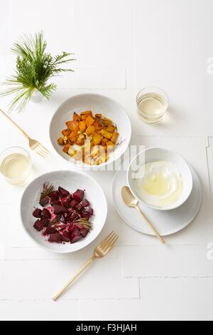 Still Life of golden rôties et betteraves rouges avec des pins, servi avec de l'huile d'olive yaourts Banque D'Images