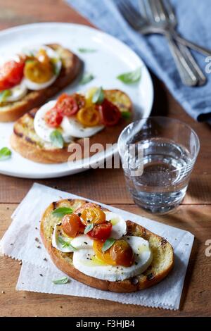 La vie toujours avec bruschetta de tomates cerises grillées, mozzarella de bufflonne, de l'origan et le poivre Banque D'Images