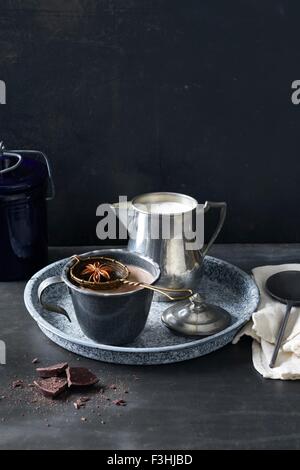 Le Jour des Morts' verre de chocolat chaud 'Mexican' champurrado la badiane, la vanille et la cannelle Banque D'Images