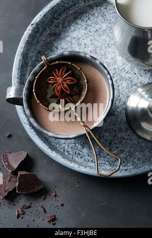 Le Jour des Morts' verre de chocolat chaud 'Mexican' champurrado la badiane, la vanille et la cannelle Banque D'Images