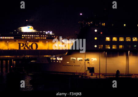 AJAXNETPHOTO. Douvres, en Angleterre. - Scène de nuit - CROSS CHANNEL FERRIES AMARRÉS DANS LE PORT EN ATTENTE DE DÉPART. photo:JONATHAN EASTLAND/AJAX Ref:D2X112104 1138 Banque D'Images