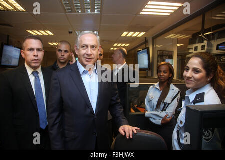 (151007) -- Jérusalem, le 7 octobre 2015 (Xinhua) -- Le Premier ministre israélien Benjamin Netanyahu (2e-L, à l'avant) et de la Sécurité publique Ministre Gilad Erdan (1er-L) observés au cours d'une visite au centre de commandement de la police du district de Jérusalem à Jérusalem, le 7 octobre 2015. Le Premier ministre israélien Benjamin Netanyahu a annulé sa visite en Allemagne le jeudi au milieu de l'escalade de la violence israélo-palestinienne, a indiqué son bureau le mercredi. (Xinhua/JINI/Piscine/Marc Israel Sellem) Banque D'Images