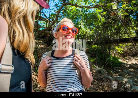 Les femmes de la randonnée dans la forêt, El Capitan, California, USA Banque D'Images