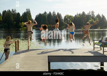 Friends having fun at lake, Seattle, Washington, USA Banque D'Images