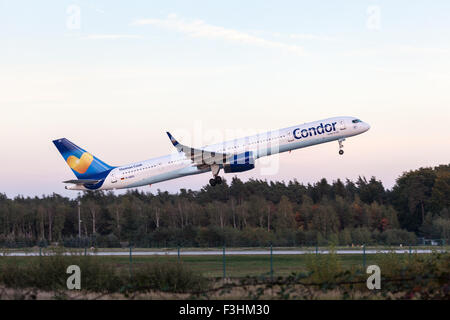 Boeing 757-300 Condor après le décollage à l'Aéroport International de Francfort Banque D'Images