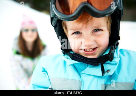 Portrait of male toddler portant des casques de ski Banque D'Images