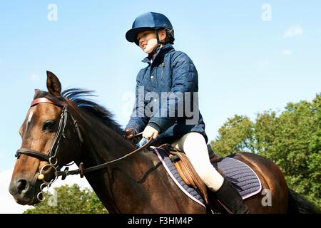 Girl riding horse in countryside Banque D'Images