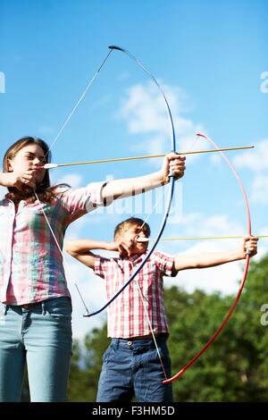 Les frère et sœur practicing archery Banque D'Images