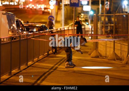 (151007) -- Jérusalem, le 7 octobre 2015 (Xinhua) -- Un policier israélien cherche des preuves sur le site où un Palestinien a mené une attaque près de poignarder un mall à Petah Tikva près de Tel Aviv, Israël, le 7 octobre 2015. Un Palestinien a poignardé et blessé un Israélien mercredi après-midi au centre commercial dans le centre d'Israël, comme la violence sur Jérusalem's flashpoint composé al-Aqsa est étendu à Israël. Une déclaration de la police a déclaré que l'incident était soupçonné d 'attaque terroriste" et que l'agresseur a été arrêté et placé en garde à vue. Le suspect a poignardé un jeune de 25 ans ultra-orthodoxe juif l'homme dans sa poitrine, s Banque D'Images