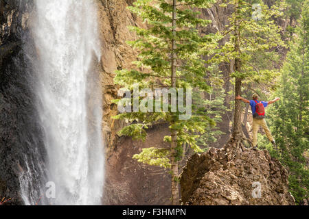 Un homme randonnées ci-dessous Treasure Falls, San Juan National Forest, Pagosa Springs (Colorado). Banque D'Images