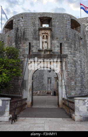 La porte Pile à la vieille ville historique de Dubrovnik, Croatie. Banque D'Images