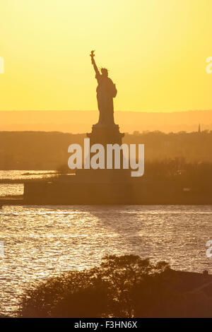 La Statue de la Liberté au coucher du soleil à New York City, USA. Banque D'Images