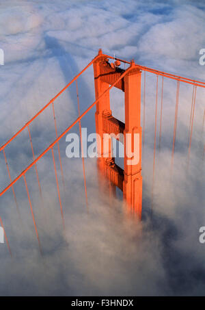 Golden Gate Bridge dans le brouillard vue aérienne Banque D'Images