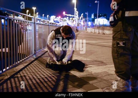 (151007) -- Jérusalem, le 7 octobre 2015 (Xinhua) -- Un policier israélien recueille des preuves sur le site où un Palestinien a mené une attaque près de poignarder un mall à Petah Tikva près de Tel Aviv, Israël, le 7 octobre 2015. Un Palestinien a poignardé et blessé un Israélien mercredi après-midi au centre commercial dans le centre d'Israël, comme la violence sur Jérusalem's flashpoint composé al-Aqsa est étendu à Israël. Une déclaration de la police a déclaré que l'incident était soupçonné d 'attaque terroriste" et que l'agresseur a été arrêté et placé en garde à vue. Le suspect a poignardé un jeune de 25 ans ultra-orthodoxe juif l'homme dans sa poitrine, sl Banque D'Images