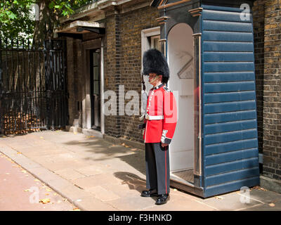 Garde côtière canadienne sur la garde royale à St James' Palace. Le centre commercial. Londres. L'Angleterre. La Grande-Bretagne. Banque D'Images