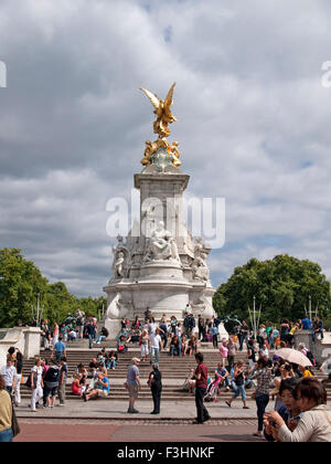 Les touristes autour du Queen Victoria Memorial devant le palais de Buckingham. Le centre commercial. Londres. L'Angleterre. La Grande-Bretagne. Banque D'Images