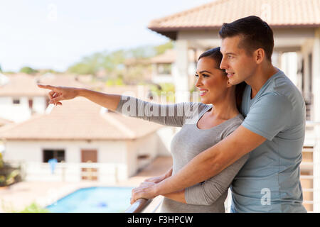 Happy young couple relaxing on balcon à la maison Banque D'Images