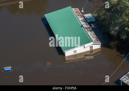 Vue aérienne de l'eau plonger un accueil de rupture record après des tempêtes ont déposé plus de deux pieds de pluie le 7 octobre 2015 dans Williamsburg Comté (Caroline du Sud). Au moins 17 personnes sont mortes des inondations qui effectue la plus grande partie de la Caroline du Sud. Banque D'Images