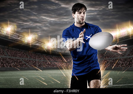 Joueur de rugby écossais, portant un uniforme bleu dans un stade. Banque D'Images