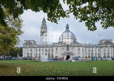 Cathays Park, Cardiff, Cardiff, Pays de Galles, Royaume-Uni, le 7 octobre 2015 : Les feuilles tombent des arbres à Cardiff Cathays Park. Hall de Cardiff Banque D'Images