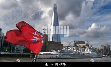 Le Shard London South Bank à partir de la rivière Thames Clipper bateau avec 'Red Ensign' drapeau à Breeze. Le HMS Belfast, le Shard et plus de place de Londres SE1 Banque D'Images